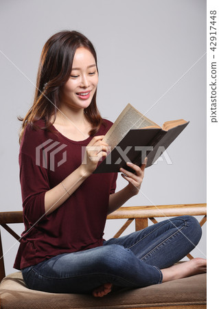 Asian young Korean woman, beauty facial expression, reading, autumn, book, reading, purity, pretty 42917448