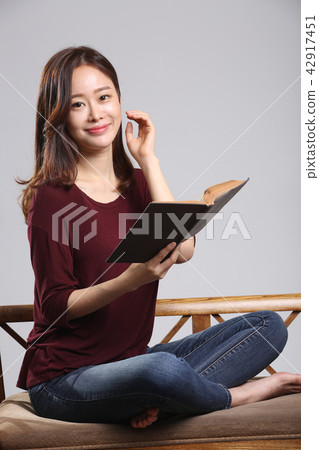 Asian young Korean woman, beauty facial expression, reading, autumn, book, reading, purity, pretty Asian young Korean woman, beauty facial expression, reading, autumn, book, reading, purity, pretty 42917451