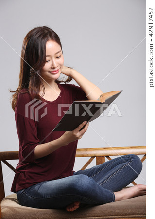 Asian young Korean woman, beauty facial expression, reading, autumn, book, reading, purity, pretty 42917452