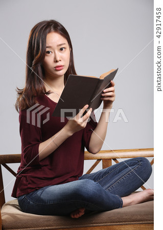 Asian young Korean woman, beauty facial expression, reading, autumn, book, reading, purity, pretty 42917458