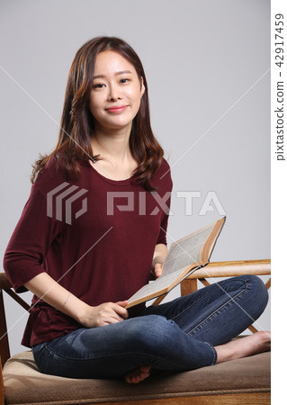 Asian young Korean woman, beauty facial expression, reading, autumn, book, reading, purity, pretty 42917459