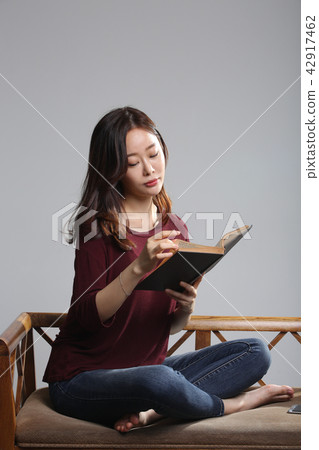 Asian young Korean woman, beauty facial expression, reading, autumn, book, reading, purity, pretty Asian young Korean woman, beauty facial expression, reading, autumn, book, reading, purity, pretty 42917462