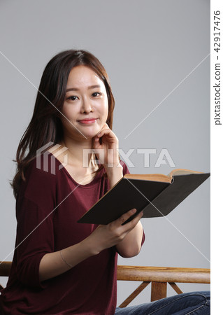 Asian young Korean woman, beauty facial expression, reading, autumn, book, reading, purity, pretty Asian young Korean woman, beauty facial expression, reading, autumn, book, reading, purity, pretty 42917476