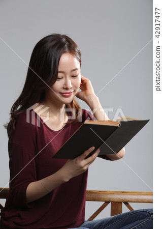 Asian young Korean woman, beauty facial expression, reading, autumn, book, reading, purity, pretty Asian young Korean woman, beauty facial expression, reading, autumn, book, reading, purity, pretty 42917477