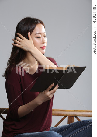 Asian young Korean woman, beauty facial expression, reading, autumn, book, reading, purity, pretty Asian young Korean woman, beauty facial expression, reading, autumn, book, reading, purity, pretty 42917489