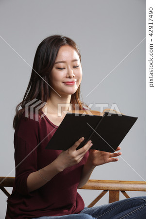 Asian young Korean woman, beauty facial expression, reading, autumn, book, reading, purity, pretty 42917490
