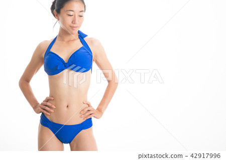 藍色比基尼泳裝的一個少婦 42917996