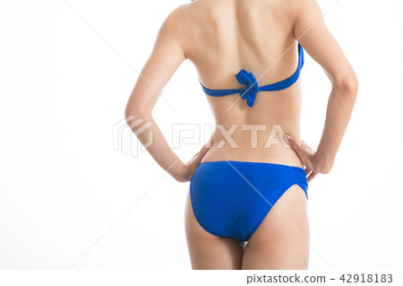 在一位穿藍色比基尼的年輕女士身後 在一位穿藍色比基尼的年輕女士身後 42918183