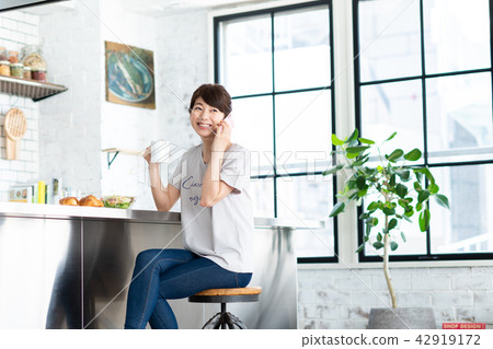 Young lady (breakfast - phone) Young lady (breakfast - phone) 42919172