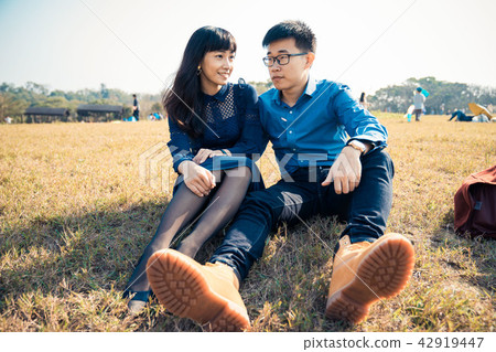 亞洲台灣新竹青青草原草地情侶情人夫妻戀人戀愛交友人像肖像 亞洲台灣新竹青青草原草地情侶情人夫妻戀人戀愛交友人像肖像 42919447