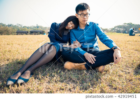 亞洲台灣新竹青青草原草地情侶情人夫妻戀人戀愛交友人像肖像 亞洲台灣新竹青青草原草地情侶情人夫妻戀人戀愛交友人像肖像 42919451
