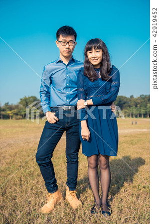 亞洲台灣新竹青青草原草地情侶情人夫妻戀人戀愛交友人像肖像 亞洲台灣新竹青青草原草地情侶情人夫妻戀人戀愛交友人像肖像 42919452