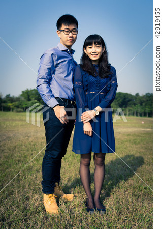 亞洲台灣新竹青青草原草地情侶情人夫妻戀人戀愛交友人像肖像 亞洲台灣新竹青青草原草地情侶情人夫妻戀人戀愛交友人像肖像 42919455
