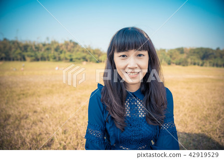 亞洲台灣新竹青青草原女性人像肖像洋裝草原人物模特兒一人 42919529