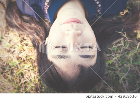 亞洲台灣新竹青青草原女性人像肖像洋裝草原人物模特兒一人 亞洲台灣新竹青青草原女性人像肖像洋裝草原人物模特兒一人 42919536