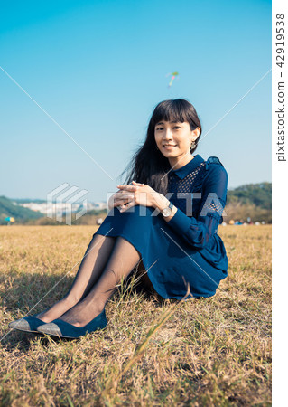 亞洲台灣新竹青青草原女性人像肖像洋裝草原人物模特兒一人 亞洲台灣新竹青青草原女性人像肖像洋裝草原人物模特兒一人 42919538