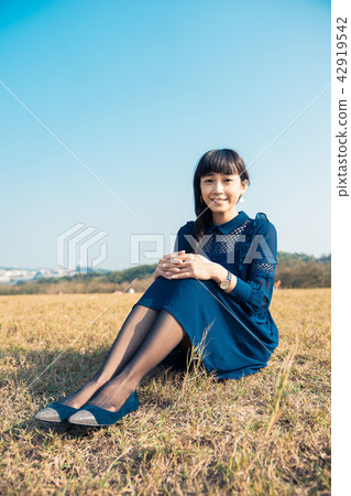 亞洲台灣新竹青青草原女性人像肖像洋裝草原人物模特兒一人 42919542