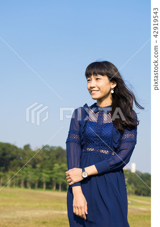 亞洲台灣新竹青青草原女性人像肖像洋裝草原人物模特兒一人 亞洲台灣新竹青青草原女性人像肖像洋裝草原人物模特兒一人 42919543