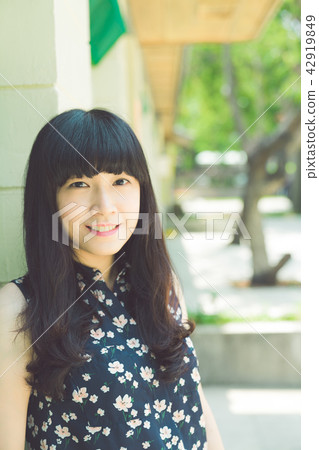 亞洲台灣中國習俗復古台中霧峰光復新村女孩女子人像肖像模特兒美女外拍藤蔓美麗陽光瀏海髮型造型牛仔褲服飾 42919849