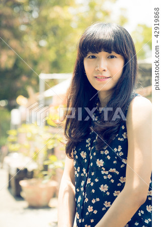 亞洲台灣中國習俗復古台中霧峰光復新村女孩女子人像肖像模特兒美女外拍藤蔓美麗陽光瀏海髮型造型牛仔褲服飾 42919868