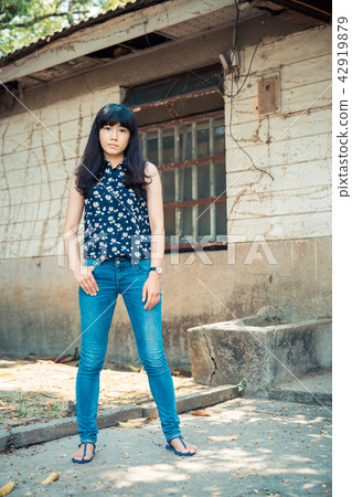 Asia Taiwan China Customs Retro Taichung Fog Peak Guangfu New Village Girl Woman Portrait Portrait Model Beauty Outside Shooting Vine Beautiful Sunshine Hairstyle Hairstyle Jeans Apparel 42919879