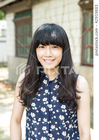 亞洲台灣中國習俗復古台中霧峰光復新村女孩女子人像肖像模特兒美女外拍藤蔓美麗陽光瀏海髮型造型牛仔褲服飾 42919883