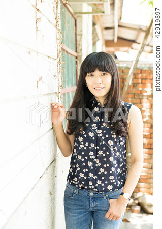 Asia Taiwan China Customs Retro Taichung Fog Peak Guangfu New Village Girl Woman Portrait Portrait Model Beauty Outside Shooting Vine Beautiful Sunshine Hairstyle Hairstyle Jeans Apparel 42919897