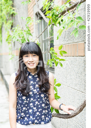 亞洲台灣台北台灣大學美女女生女孩肖像人像中國牽手微笑笑容校園 亞洲台灣台北台灣大學美女女生女孩肖像人像中國牽手微笑笑容校園 42919999