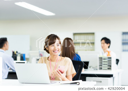Business woman (smartphone) 42920004