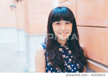 亞洲台灣台北台灣大學美女女生女孩肖像人像中國牽手微笑笑容校園 亞洲台灣台北台灣大學美女女生女孩肖像人像中國牽手微笑笑容校園 42920022
