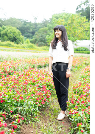 亞洲台灣桃園大溪花海花田人像愛心戀愛感情美女神花卉植物大自然陽光空氣水微笑俏皮氣質浪漫美女肖像人像 亞洲台灣桃園大溪花海花田人像愛心戀愛感情美女神花卉植物大自然陽光空氣水微笑俏皮氣質浪漫美女肖像人像 42920299