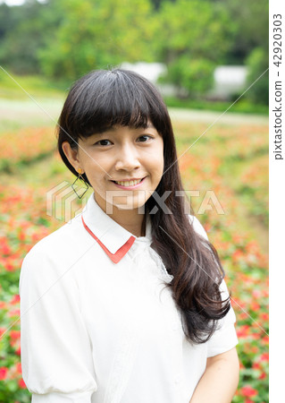 亞洲台灣桃園大溪花海花田人像愛心戀愛感情美女神花卉植物大自然陽光空氣水微笑俏皮氣質浪漫美女肖像人像 亞洲台灣桃園大溪花海花田人像愛心戀愛感情美女神花卉植物大自然陽光空氣水微笑俏皮氣質浪漫美女肖像人像 42920303