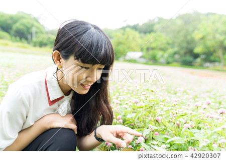 亞洲台灣桃園大溪花海花田人像愛心戀愛感情美女神花卉植物大自然陽光空氣水微笑俏皮氣質浪漫美女肖像人像 亞洲台灣桃園大溪花海花田人像愛心戀愛感情美女神花卉植物大自然陽光空氣水微笑俏皮氣質浪漫美女肖像人像 42920307