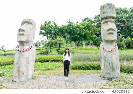 亞洲台灣桃園大溪花海花田人像愛心戀愛感情美女神花卉植物大自然陽光空氣水微笑俏皮氣質浪漫美女肖像人像 42920312