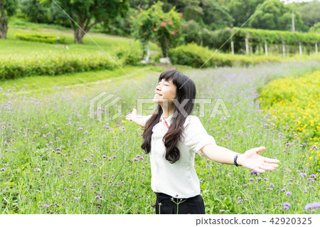 亞洲台灣桃園大溪花海花田人像愛心戀愛感情美女神花卉植物大自然陽光空氣水微笑俏皮氣質浪漫美女肖像人像 亞洲台灣桃園大溪花海花田人像愛心戀愛感情美女神花卉植物大自然陽光空氣水微笑俏皮氣質浪漫美女肖像人像 42920325
