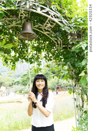 亞洲台灣桃園大溪花海花田人像愛心戀愛感情美女神花卉植物大自然陽光空氣水微笑俏皮氣質浪漫美女肖像人像 42920334