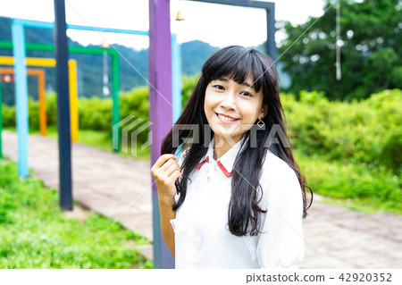 亞洲台灣桃園大溪花海花田人像愛心戀愛感情美女神花卉植物大自然陽光空氣水微笑俏皮氣質浪漫美女肖像人像 42920352