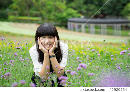 亞洲台灣桃園大溪花海花田人像愛心戀愛感情美女神花卉植物大自然陽光空氣水微笑俏皮氣質浪漫美女肖像人像 亞洲台灣桃園大溪花海花田人像愛心戀愛感情美女神花卉植物大自然陽光空氣水微笑俏皮氣質浪漫美女肖像人像 42920364