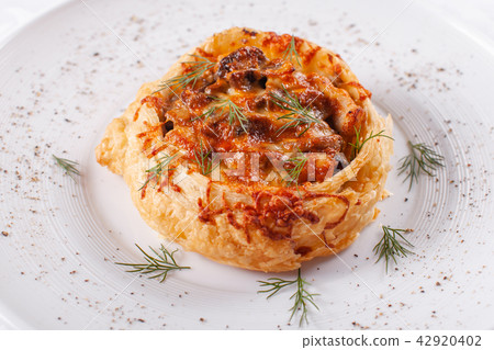 Juicy meat pie, beef stew pie with puff pastry. Homemade fresh baked, country rustic style. Pot pie 42920402