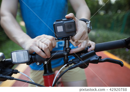 mounting the action camera on mountain bike 42920788