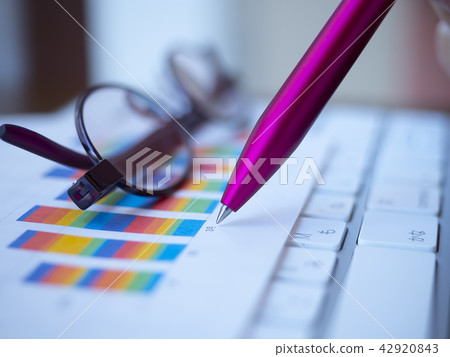 商業形象·圖·鍵盤·眼鏡·女性 42920843