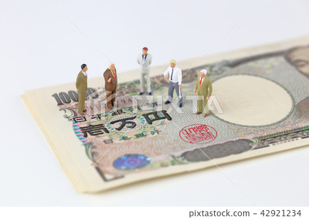 100 thousand yen and businessmen 42921234