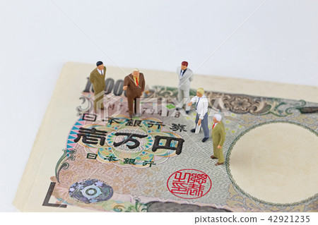 100 thousand yen and businessmen 42921235