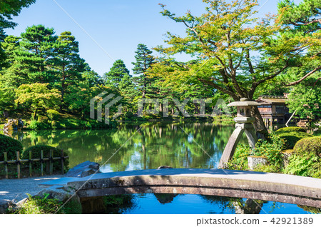 Kanazawa Kenrokuen Emperor lantern and Hongqiao bridge 42921389