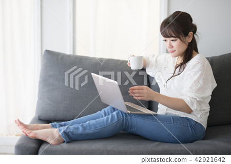 Personal computer · Women · sofa Personal computer · Women · sofa 42921642