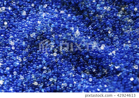 Mix of old silica gel, Can re-use when pass heat. Mix of old silica gel, Can re-use when pass heat. 42924613