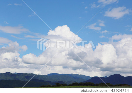 夏天雲彩和地球 夏天雲彩和地球 42924724