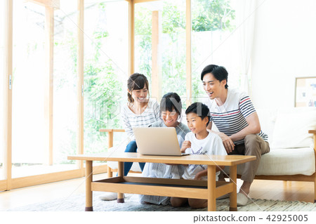 Young family (personal computer) 42925005