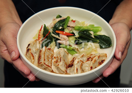 Steamed stuffing flour topped Chinese kale 42926010