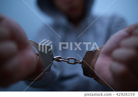Arrest of handcuffs (crime illegal criminal bad suspect case criminal suspicious intruder thief face none thugs) 42926159